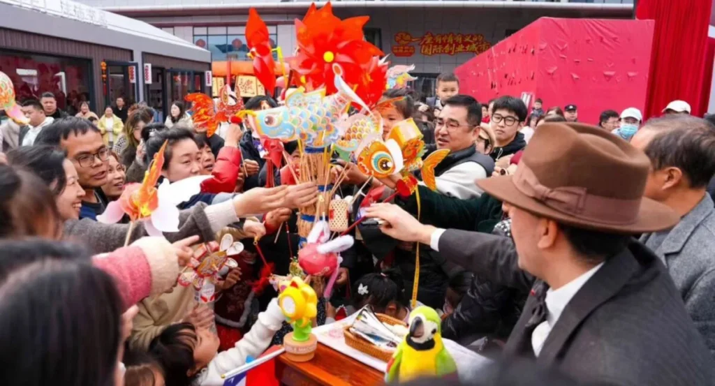 El chileno que mantiene vivo el organillo en China