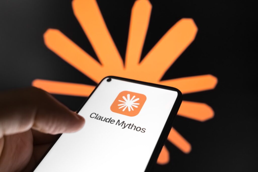 Los veteranos de la ciberseguridad protestan contra la “peligrosa” prohibición del gobierno estadounidense sobre los modelos más poderosos de Anthropic The Claude Mythos logo appears on a smartphone screen, and the Claude AI logo displays as the background on a laptop computer screen.