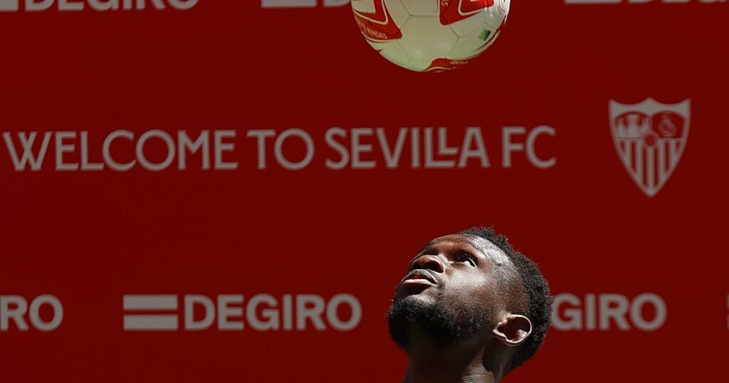 Se mantiene la incertidumbre en el Sevilla FC por la salida de Nianzou Se mantiene la incertidumbre en el Sevilla FC por la salida de Nianzou