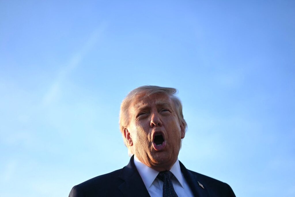 De PGP a Mythos: una breve historia de los controles a las exportaciones que no detuvieron a nadie US President Donald Trump addresses the media on the tarmac after arriving at Paris Orly Airport.