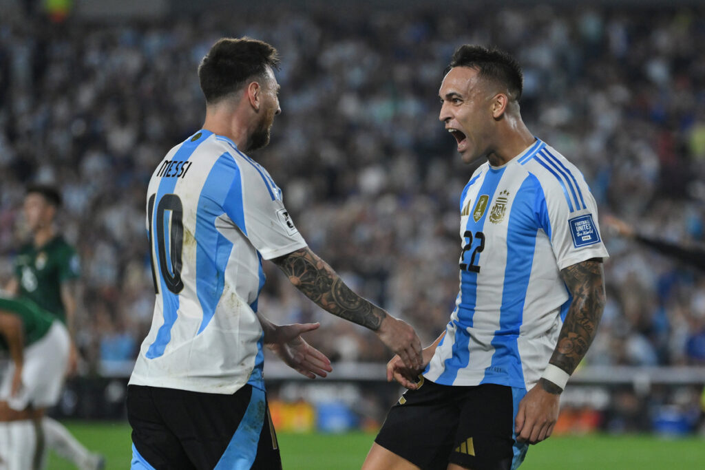 Thuram está ‘celoso’ de Martínez y Messi mientras su compañero del Inter envía una broma en las redes sociales BUENOS AIRES, ARGENTINA - OCTOBER 15: Lautaro Martinez of Argentina celebrates with teammate Lionel Messi after scoring the team