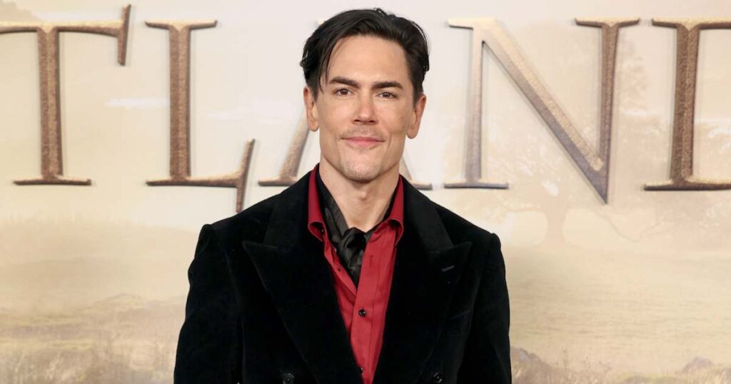 Tom Sandoval empuja al padre de Victoria Robinson al pozo de fuego Tom Sandoval empuja al padre de Victoria Robinson al pozo de fuego
