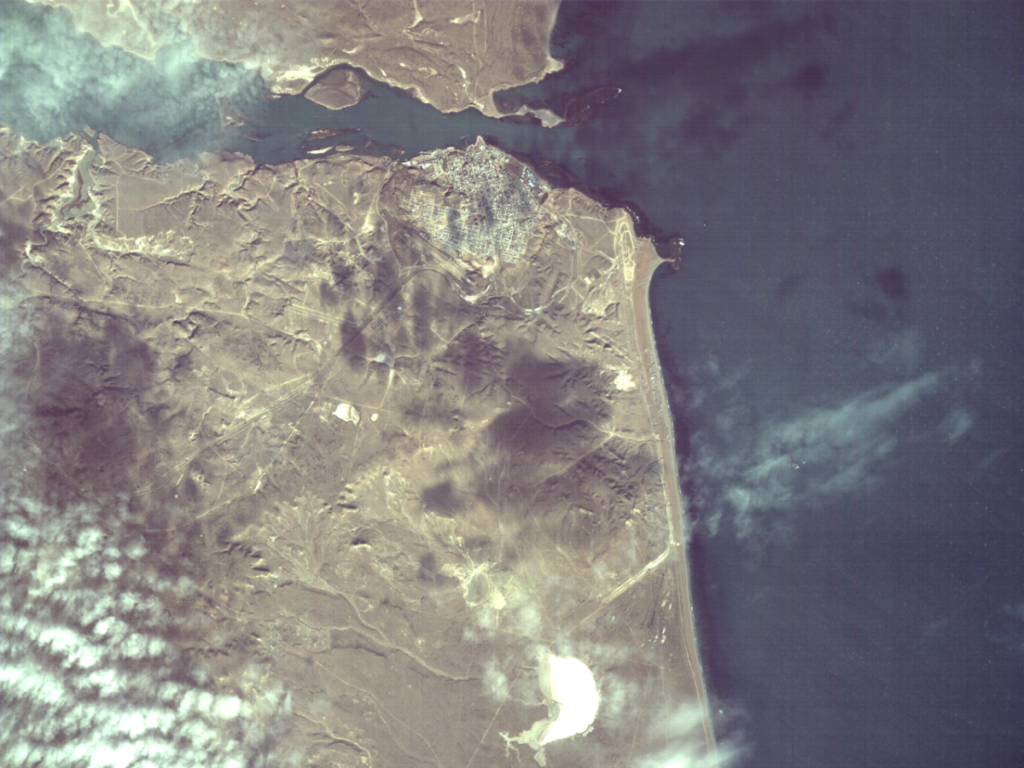 Un satélite acaba de aprender a encontrar cosas por sí solo: esto es lo que eso significa An AI model in space selected this image after being asked to identify a natural environment near a human-developed area.