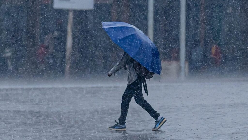 Sistema frontal obliga a suspender clases en 10 escuelas rurales de Temuco Alerta meteorológica: anuncian lluvias de hasta 120 mm para La Araucanía