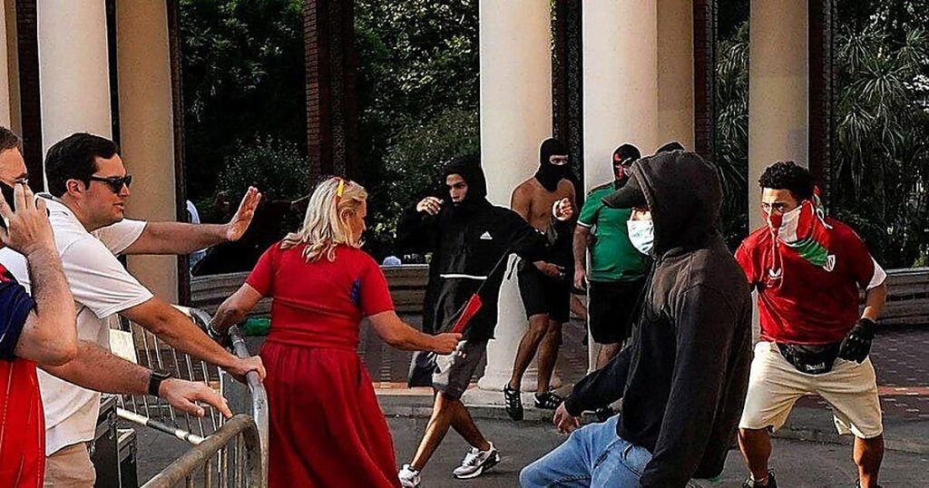 Chapu Apaolaza: Mujer con abanico rojo