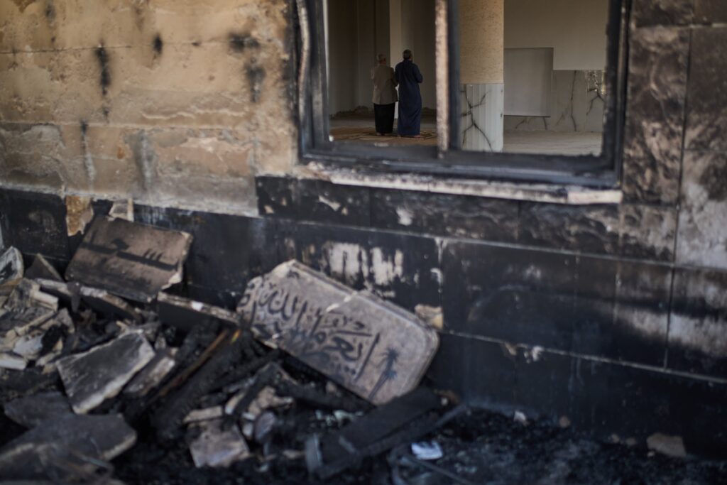 Colonos de Israel incendian dos mezquitas, coches y campos en Cisjordania Colonos de Israel incendian dos mezquitas, coches y campos en Cisjordania