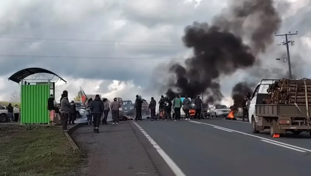 Corte de luz en Lautaro provoca protestas y bloqueo de rutas La paciencia se agotó: barricadas y rutas bloqueadas marcan jornada de protesta por prolongado corte de luz en Lautaro