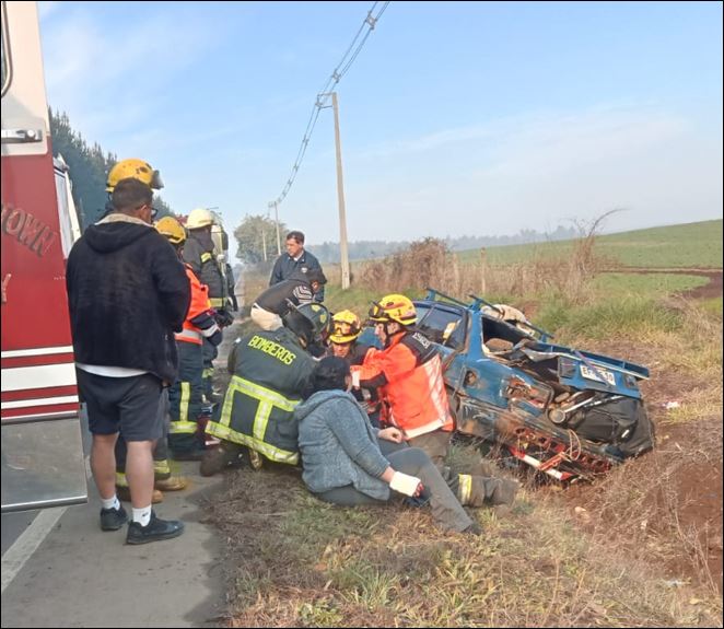 Cuatro integrantes de una familia resultan lesionados tras volcamiento en la ruta Collipulli-Angol Cuatro integrantes de una familia resultan lesionados tras volcamiento en la ruta Collipulli-Angol