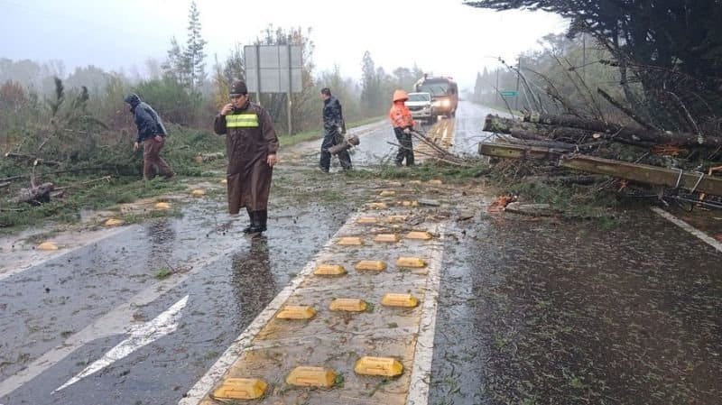 Deslizamiento de tierra deja a decenas de familias aisladas en Villarrica Deslizamiento de tierra deja a decenas de familias aisladas en Villarrica