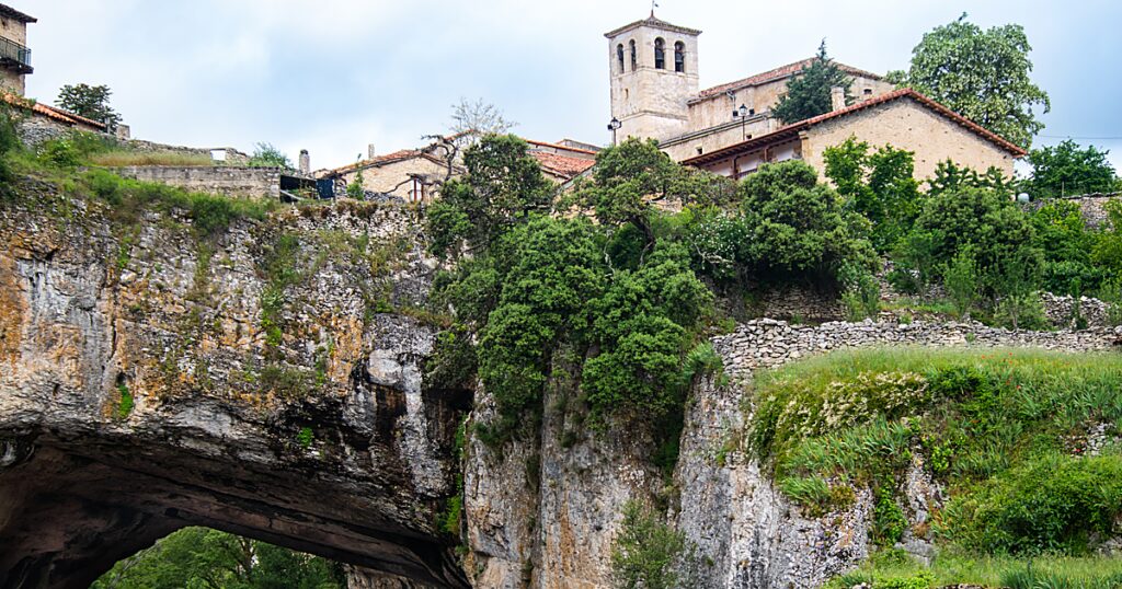El pueblo de Burgos que se asienta sobre un arco de piedra de 15 metros de altura.