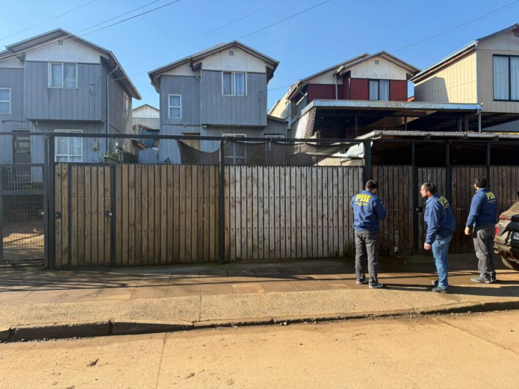 Encapuchados armados secuestran por minutos a trabajadores forestales y les roban camioneta de $22 millones en Collipulli Encapuchados armados secuestran por minutos a trabajadores forestales y les roban camioneta de $22 millones en Collipulli