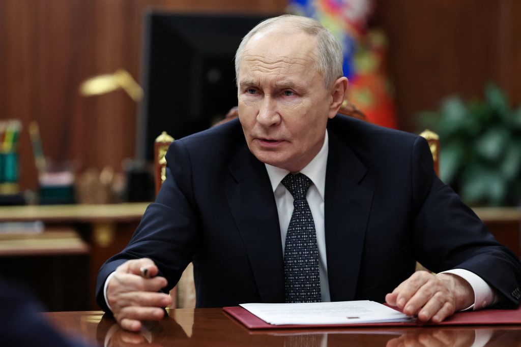 Grecia gana el pulso y la UE aprueba un paquete de sanciones a Rusia menos ambicioso de lo previsto Grecia gana el pulso y la UE aprueba un paquete de sanciones a Rusia menos ambicioso de lo previsto