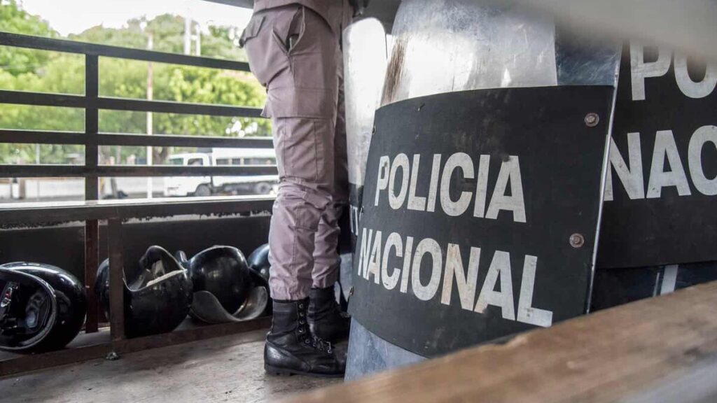 Intercambios de disparos: Un uniforme, una bala y demasiadas preguntas Intercambios de disparos: Un uniforme, una bala y demasiadas preguntas
