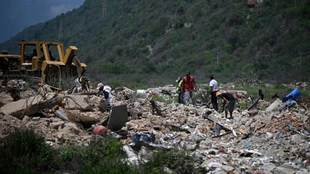 La Guaira intenta recuperarse mientras siguen las tareas de retiro de escombros La Guaira intenta recuperarse mientras siguen las tareas de retiro de escombros