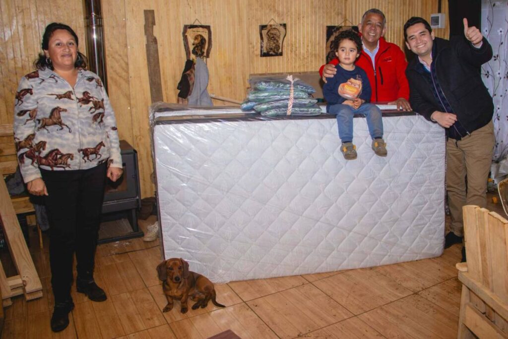 MUNICIPALIDAD DE COLLIPULLI ENTREGA AYUDA A FAMILIA AFECTADA POR EL SISTEMA FRONTAL