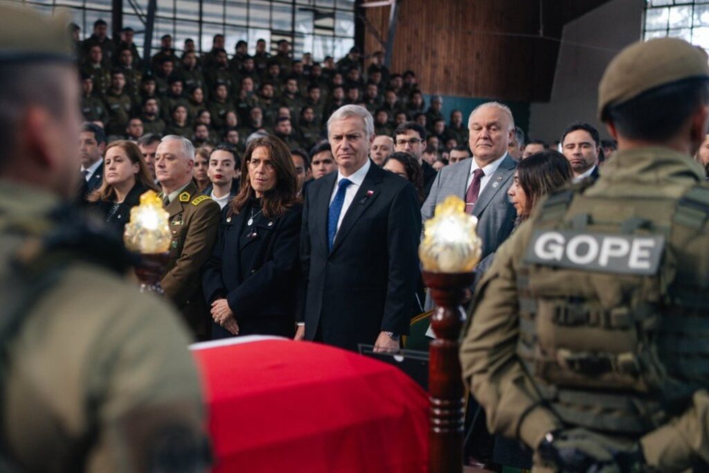 Presidente Kast participa en velorio de carabinero asesinado en Valdivia Presidente Kast participa en velorio de carabinero asesinado en Valdivia