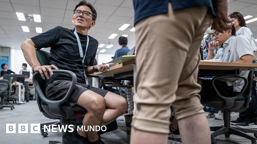 Tokio insta a los hombres a usar pantalones cortos en el trabajo, pero algunas mujeres dicen que es “acoso por el vello de las piernas” Tokio insta a los hombres a usar pantalones cortos en el trabajo, pero algunas mujeres dicen que es "acoso por el vello de las piernas"