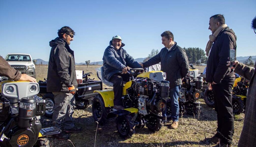 Tracto motocultores para 10 familias de comunidad de Victoria