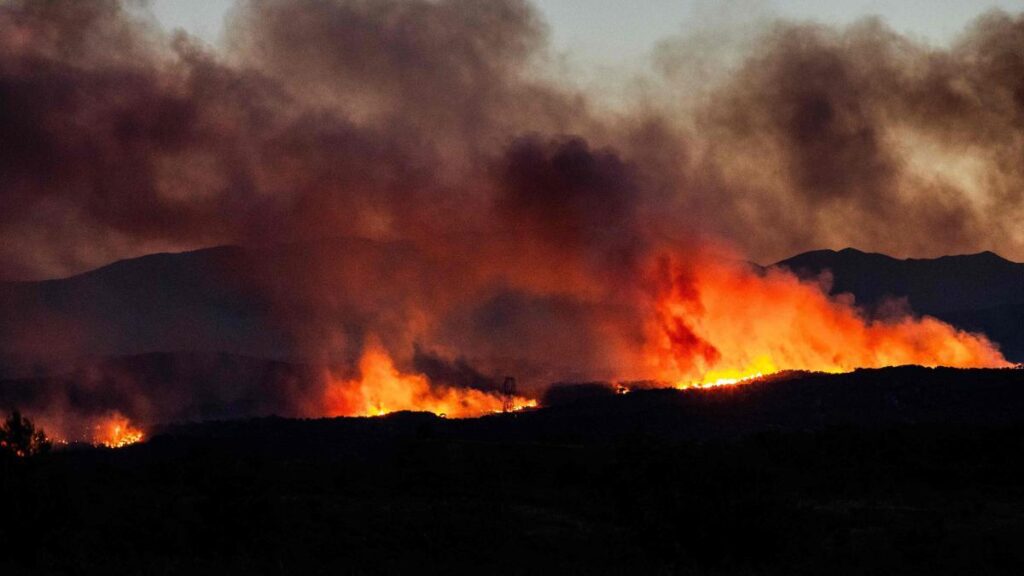 Un incendio en el sur de Francia obliga a evacuar a 10.000 personas y deja dos heridos muy graves Un incendio en el sur de Francia obliga a evacuar a 10.000 personas y deja dos heridos muy graves